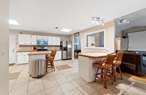Ono Island House | Tropic stay with large outdoor pool, bikes, AC & pool table - snowbird-friendly