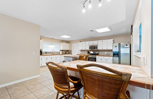 Ono Island House | Tropic stay with large outdoor pool, bikes, AC & pool table - snowbird-friendly