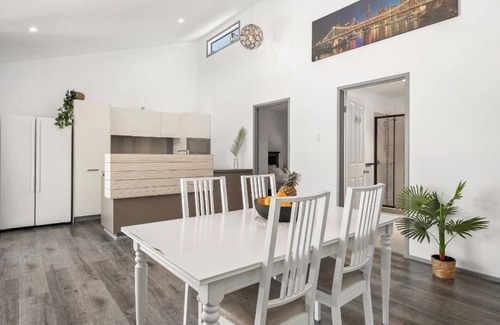 Shailer Park Apartment | Tropical 2 bedroom home with Pool and Sauna