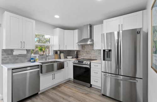 Ballast Point House | Tropical 3bd bungalow with pool! Walk to Bayshore!