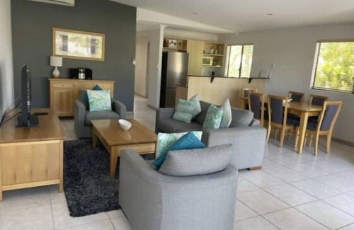 Noosaville Apartment | Tropical Apartment with Pool Area