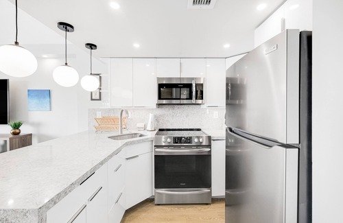 Waikiki Apartment | Tropical apartment with amazing water views & rooftop pool - prime location