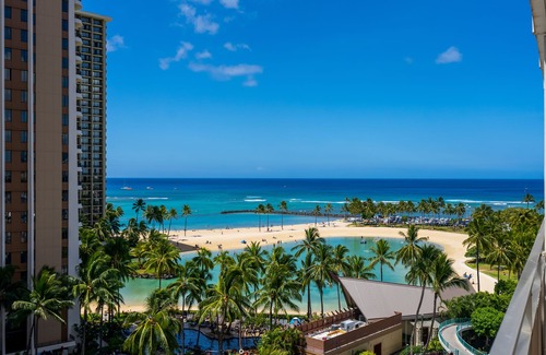 Waikiki Apartment | Tropical apartment with amazing water views & rooftop pool - prime location