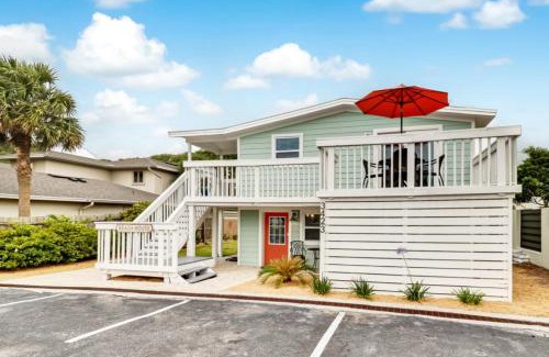 Fernandina Beach House | Tropical Beach Bungalow Down - Backyard - Grill - Across Street from Beach