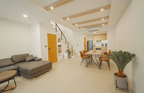 North Pattaya Villa | Tropical Beach House Seaview & Private Rooftop (200m Wongamat Beach)
