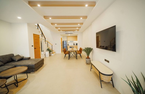 North Pattaya Villa | Tropical Beach House Seaview & Private Rooftop (200m Wongamat Beach)