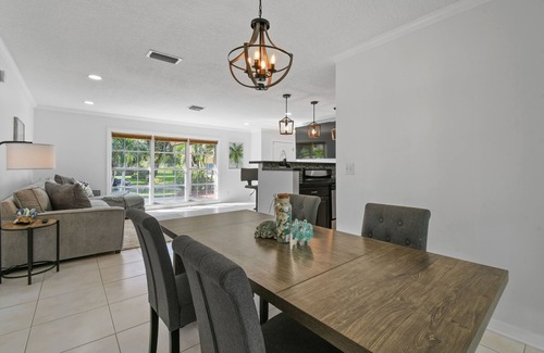 Echo Lake House | Tropical Beach & Lakefront Home w/Pool