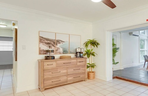 Lake Magdalene House | Tropical Bliss: Vacation and Business travel Oasis