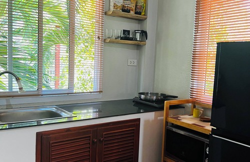Ko Pha-ngan House | Tropical Bohemian House- 1 king bed , 1 queen air-mattress! 2 min from the beach