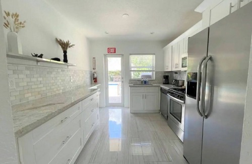Royal Poinciana House | Tropical Breeze 12 Guests-Heated Pool-Golf-Beach
