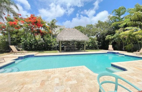 Royal Poinciana House | Tropical Breeze 12 Guests-Heated Pool-Golf-Beach