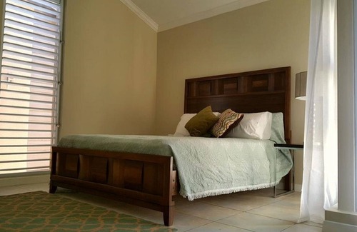 Eastwood Park House | Tropical Breeze Suite