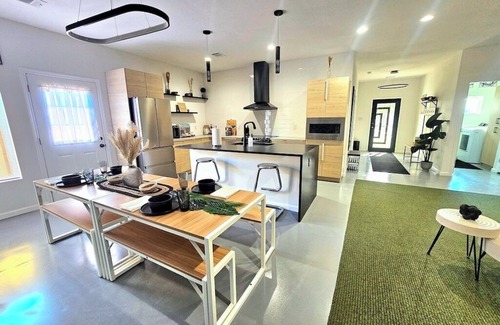 Cedar Crest House | Tropical Bungalow BishopArts-4bdrm