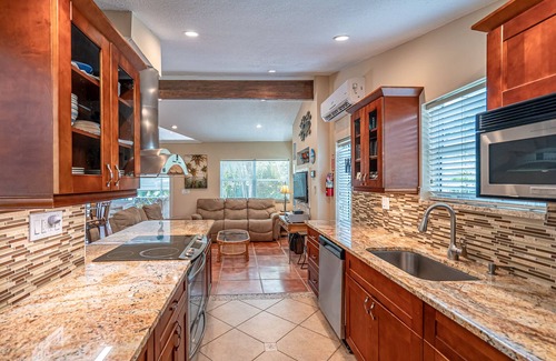 Downtown Hollywood House | Tropical Cabana 2/2 - 4 Guests - Heated Pool