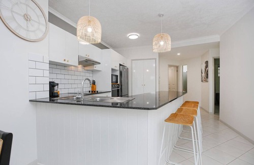 Cairns North Apartment | Tropical Comfort: Pool & Stunning Esplanade