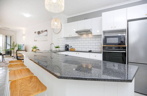 Cairns North Apartment | Tropical Comfort: Pool & Stunning Esplanade