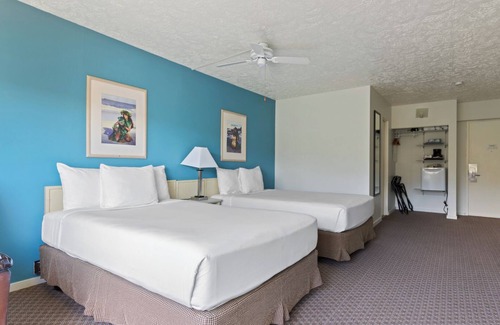 Kahului Hotel | Tropical Dream! Seaside Property, Outdoor Pool, Steps to Ho’aloha Park Beach!