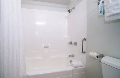 Kahului Hotel | Tropical Dream! Seaside Property, Outdoor Pool, Steps to Ho’aloha Park Beach!