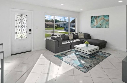 Driftwood House | 🌴 Tropical Dream 3BR Haven with POOL and Grill 🏡