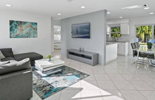 Driftwood House | 🌴 Tropical Dream 3BR Haven with POOL and Grill 🏡