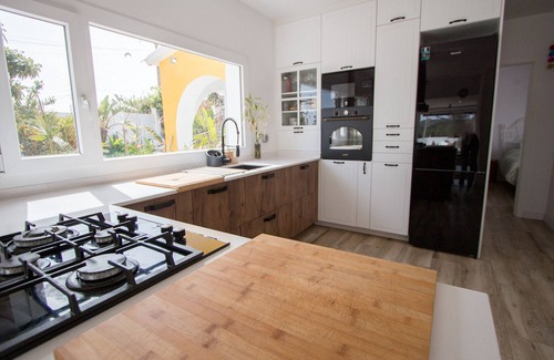 El Castell de Montornes Villa | Tropical Oasis Costa Dorada with private pool
