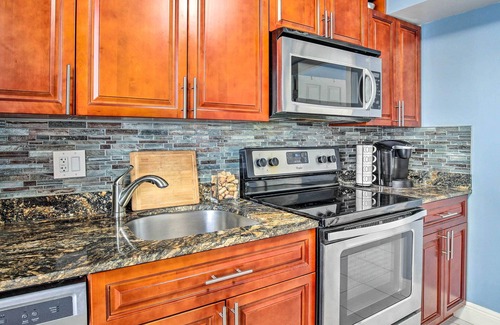 Middle River Terrace House | Tropical Fort Lauderdale Home: 3 Mi to Beach!
