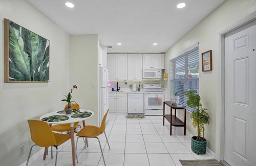 Wilton Manors Apartment | Tropical Garden Apartment in Wilton Manors