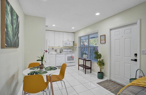 Wilton Manors Apartment | Tropical Garden Apartment in Wilton Manors