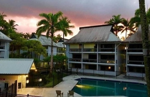 Hilo Apartment | Tropical Garden Condo with Pool, Kitchen, and A/C!