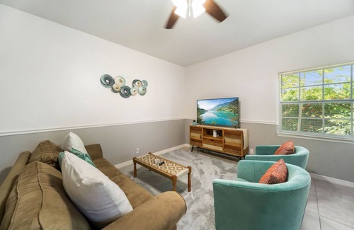 Vero Beach House | Tropical Garden Oasis! *10 min to Beaches* Relaxing - Comfy - Cute - KING Suite