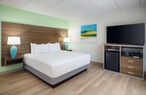Moorings Hotel | Tropical Haven Close to Shopping, Dining, and the Beach