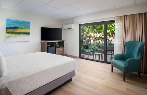 Moorings Hotel | Tropical Haven Close to Shopping, Dining, and the Beach