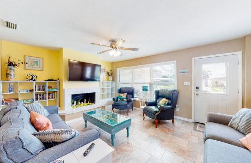Bayshore Gardens House | Tropical Haven Retreat