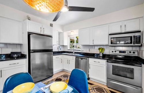 Middle River Terrace House | Tropical Heated Pool+Hot Tub! 1 Mile To Beach!