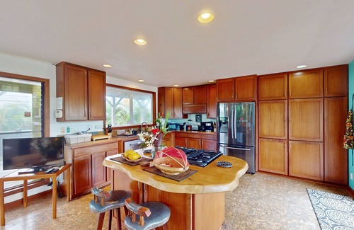 Kehena House | Tropical hideaway near Kehena Black Sand Beach with WiFi & washer/dryer