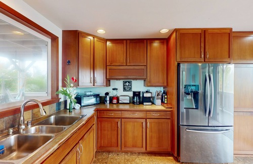 Kehena House | Tropical hideaway near Kehena Black Sand Beach with WiFi & washer/dryer