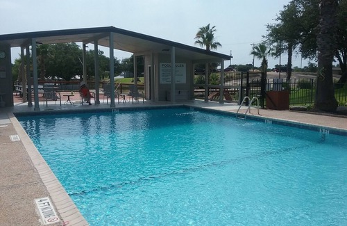 Granite Shoals Condo | Tropical Hideaway nA GREAT GETAWAY TO HAVE FUN IN THE ☀