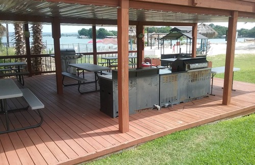 Granite Shoals Condo | Tropical Hideaway nA GREAT GETAWAY TO HAVE FUN IN THE ☀