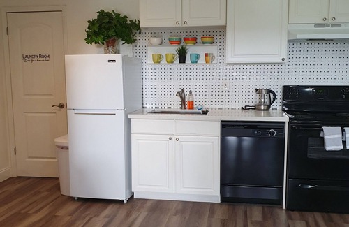 Central Oakland Park Cottage | Tropical Hideway