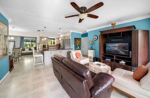 North Corals House | Tropical Home-Seaside w Heated Saltwater Pool