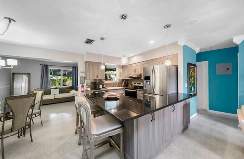 North Corals House | Tropical Home-Seaside w Heated Saltwater Pool