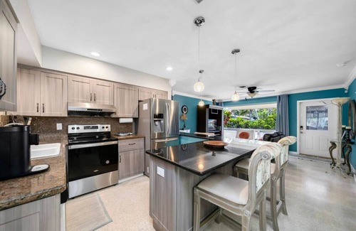 North Corals House | Tropical Home-Seaside w Heated Saltwater Pool