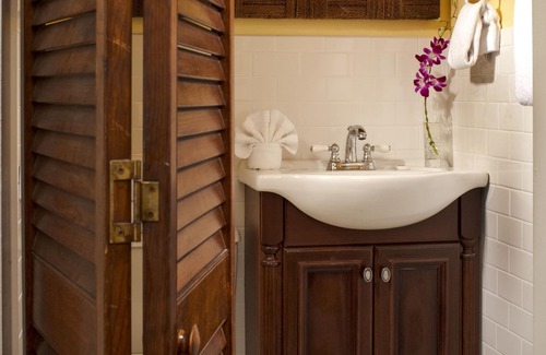 Downtown Bed & Breakfast | Tropical Inn