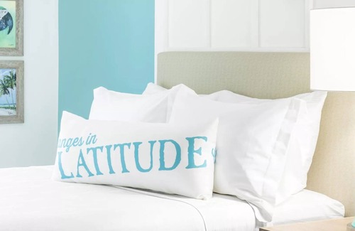 I-435 West KC-KS Hotel | Tropical-Inspired Guest Suite With Stylish Swimming Pool Near Kansas Speedway