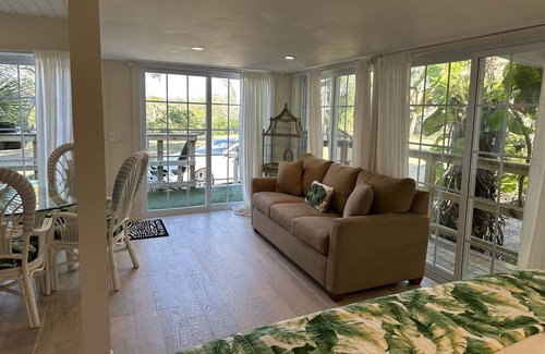 Aripeka House | Tropical Island Romantic Waterfront Private New 2Bed Suite Pool Sand Beach Gulf!