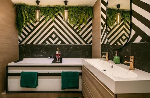 1st Arrondissement Apartment | Tropical Jacuzzi Oasis - Terreaux