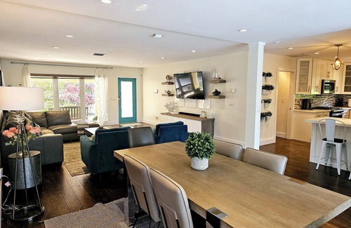 Garden Isles House | Tropical Luxury Living, waterfront, pool heated, close to the beach