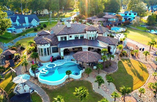 Cornelius House | Tropical Luxury on Lake Norman! 6BR, 8BA, Private Pool, Swim Up Bar & 2 Docks.