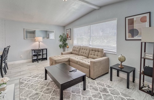 Bearss Plaza House | ☆Tropical & Modern☆ Family Ready | Ace Location