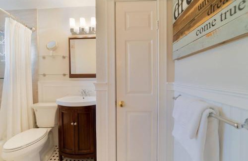 Grandview Heights House | Tropical Nola Studio Vacation Rental
